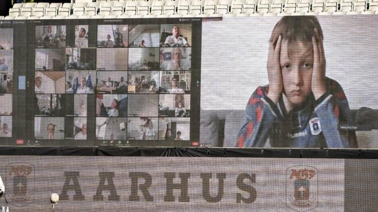 Da "arquibancasa", invadimos a live do Aarhus, da Dinamarca