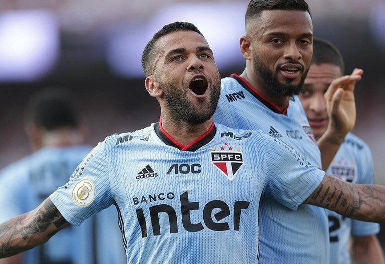 Análise: "Fogo amigo" mostra amadorismo do futebol